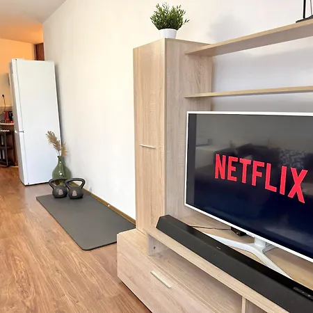 Modern 1-bedroom In Absolute Center شقة